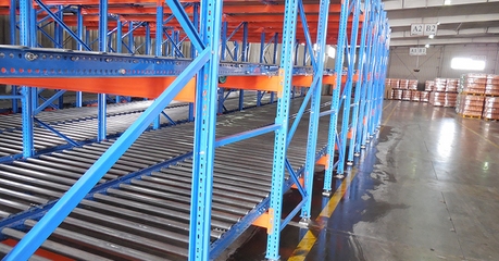 Гравитационные стеллажи для склада